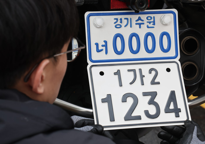 이륜차 번호판 개편, 시인성 높여 불...